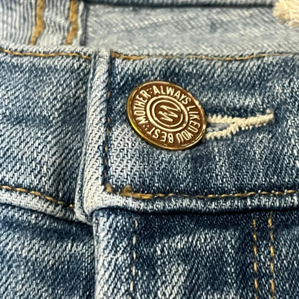 MOTHER NWT Size 25 The Runaway Step Fray Flare Leg Frayed Hem Light Blue Jeans - Picture 9 of 13